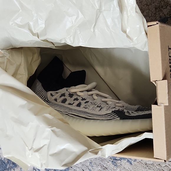 adidas Yeezy 350 V2 CMPCTSlate Panda - Picture 4 of 5